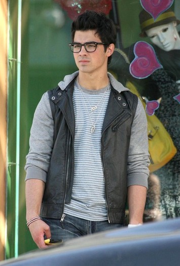 Joe+Jonas+Set+JONAS+Santa+Monica+2+6ztIr_Irp-el - Joe Jonas On Set Of JONAS In Santa Monica 2