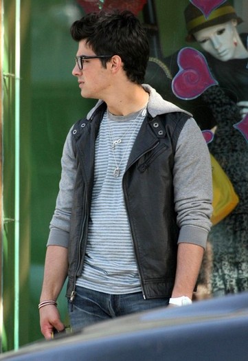 Joe+Jonas+Set+JONAS+Santa+Monica+2+E1ZvnGuBWiXl - Joe Jonas On Set Of JONAS In Santa Monica 2