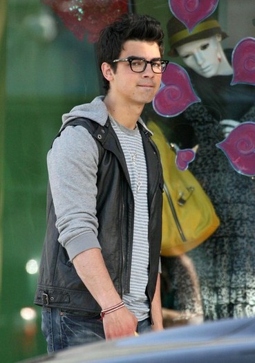 Joe+Jonas+Set+JONAS+Santa+Monica+2+y_Beacjfoivl - Joe Jonas On Set Of JONAS In Santa Monica 2