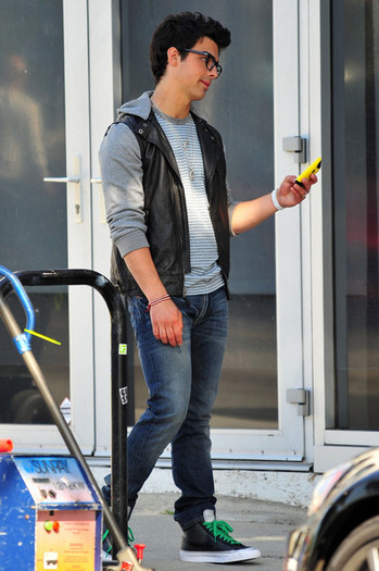 Joe+Jonas+Set+JONAS+Santa+Monica+4+AC00oqrKfTnl - Joe Jonas On Set Of JONAS In Santa Monica 4