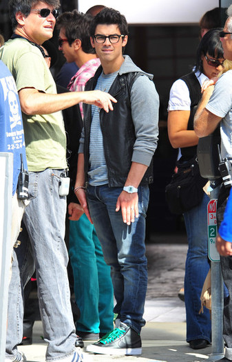 Joe+Jonas+Set+JONAS+Santa+Monica+4+BPtyG-TotmEl - Joe Jonas On Set Of JONAS In Santa Monica 4