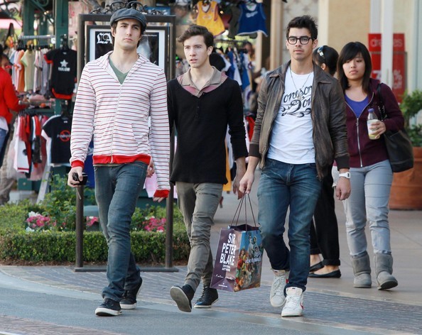 Joe+Jonas+Out+Shopping+Friends+Grove+4lVks7A09M4l - Joe Jonas Out Shopping With Friends At The Grove