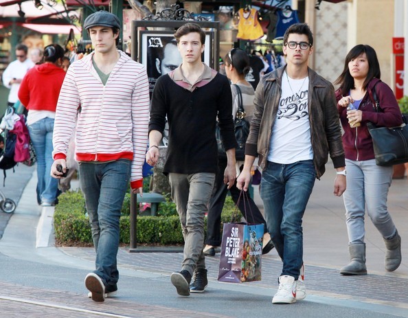 Joe+Jonas+Out+Shopping+Friends+Grove+68u86UQYrYQl - Joe Jonas Out Shopping With Friends At The Grove