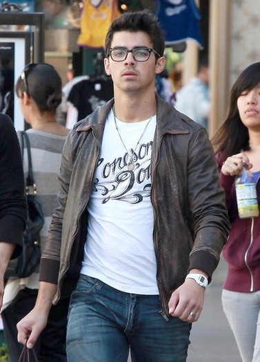 Joe+Jonas+Out+Shopping+Friends+Grove+E_aIu46U1a9l - Joe Jonas Out Shopping With Friends At The Grove