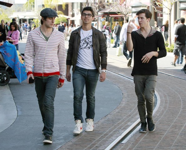 Joe+Jonas+Out+Shopping+Friends+Grove+jn_IXdMO5xjl - Joe Jonas Out Shopping With Friends At The Grove