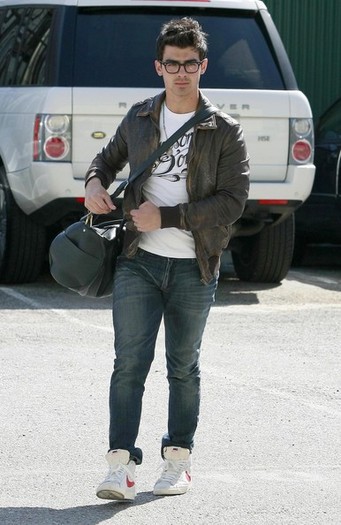 Joe+Jonas+Out+Shopping+Friends+Grove+kxoFsI3ilAql