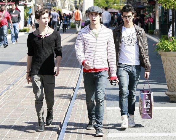 Joe+Jonas+Out+Shopping+Friends+Grove+pvRH-dUehTwl