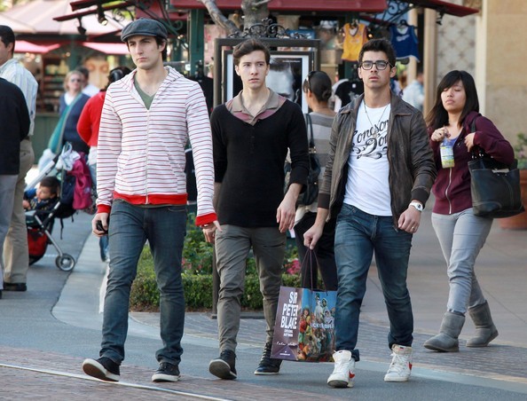Joe+Jonas+Out+Shopping+Friends+Grove+sdhHbZHLwNal