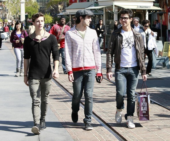 Joe+Jonas+Out+Shopping+Friends+Grove+-vpabvJJJ8-l - Joe Jonas Out Shopping With Friends At The Grove