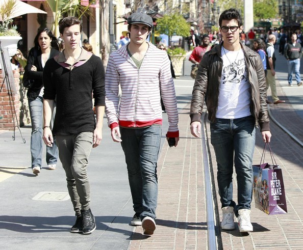 Joe+Jonas+Out+Shopping+Friends+Grove+wtplNckS-xTl - Joe Jonas Out Shopping With Friends At The Grove