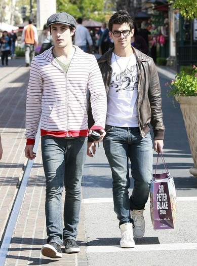 Joe+Jonas+Out+Shopping+Friends+Grove+Z943vhN6eG0l - Joe Jonas Out Shopping With Friends At The Grove