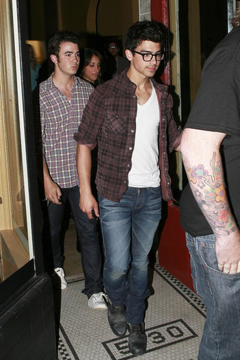 Jonas+Brothers+Leaving+Osteria+Mamma+Restaurant+HzZ6_Bvko7Bl - Jonas Brothers Leaving Osteria Mamma Restaurant In Hollywood 2