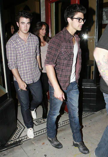 Jonas+Brothers+Leaving+Osteria+Mamma+Restaurant+VIy2wQ7fDadl - Jonas Brothers Leaving Osteria Mamma Restaurant In Hollywood 2