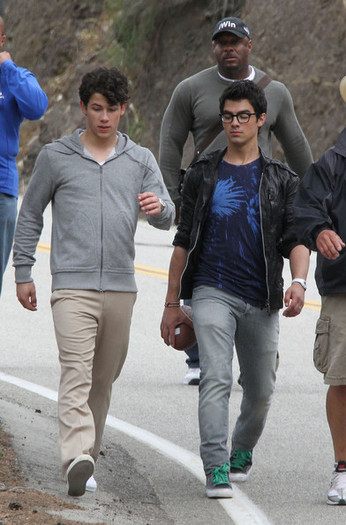 Nick+and+Joe+walk+to+set+DHNeLyTMfoul - Nick and Joe Jonas on Set