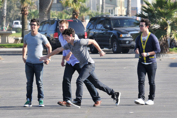 Jonas+Brothers+play+game+football+Santa+Monica+Fty3oZmugull - The Jonas Brothers in Santa Monica