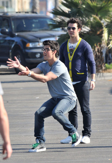 Jonas+Brothers+play+game+football+Santa+Monica+ji37P_-KlJgl - The Jonas Brothers in Santa Monica