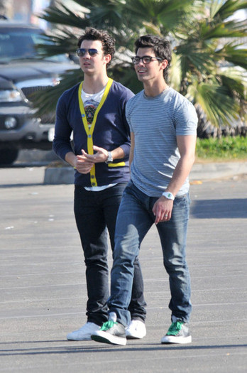 Jonas+Brothers+play+game+football+Santa+Monica+OIU8HKTD-h2l - The Jonas Brothers in Santa Monica