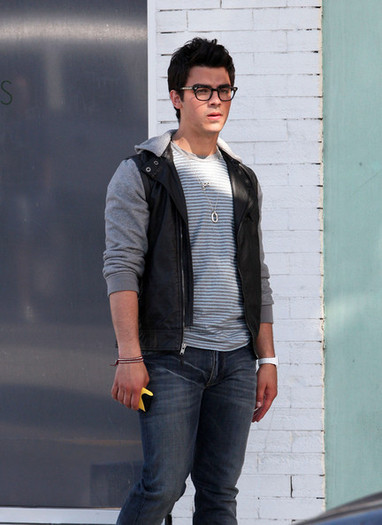 Joe+Jonas+Set+JONAS+Santa+Monica+1l6DwxmaEsvl - Joe Jonas On Set Of JONAS In Santa Monica