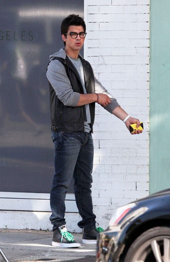 Joe+Jonas+Set+JONAS+Santa+Monica+aRZ_-748O_tl - Joe Jonas On Set Of JONAS In Santa Monica