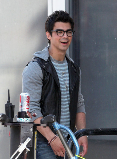 Joe+Jonas+Set+JONAS+Santa+Monica+jkQv8phCOlfl - Joe Jonas On Set Of JONAS In Santa Monica