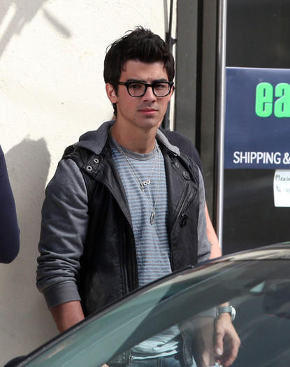 Joe+Jonas+Set+JONAS+Santa+Monica+-oQAmZqROUdl - Joe Jonas On Set Of JONAS In Santa Monica