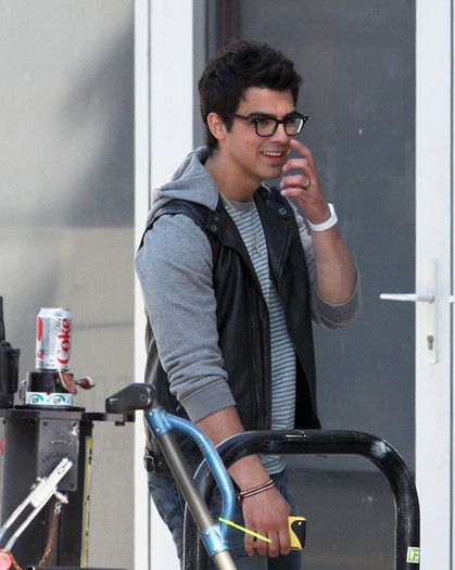 Joe+Jonas+Set+JONAS+Santa+Monica+pFqjRgqBa-pl - Joe Jonas On Set Of JONAS In Santa Monica