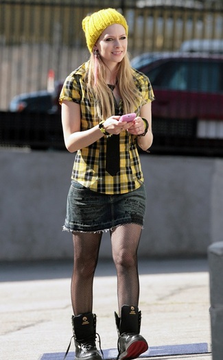 avril-lavigne-presents-her-colorful-clothing-line-2[1]