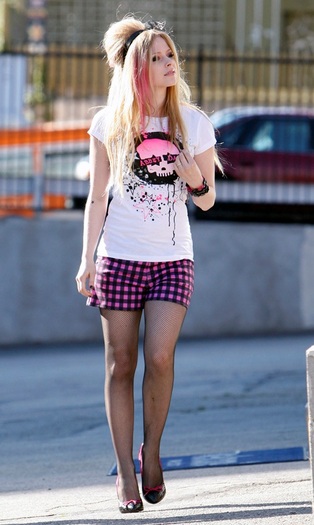 avril-lavigne-presents-her-colorful-clothing-line-4[1]