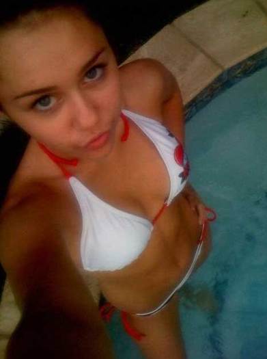 miley-cyrus-undewear4[1] - miley cyrus