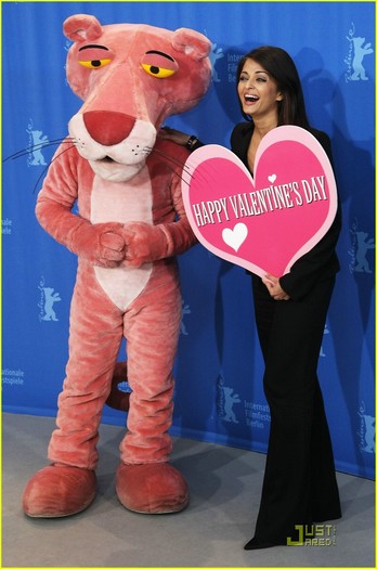 aishwarya-rai-hearts-pink-panther-14