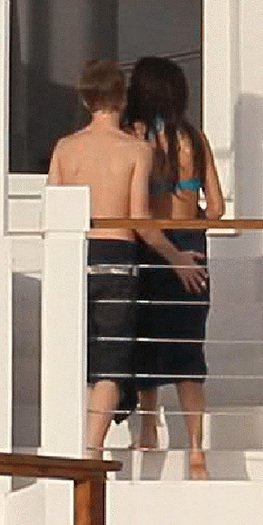 selena-gomez-ass-grab-bieber-01[1] - selena gomez