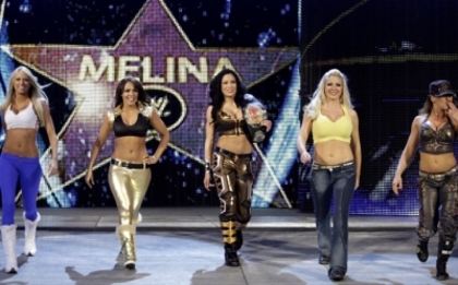 WWE-Kelly-Kelly-Entering-With-Other-Divas