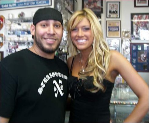 Kelly-Kelly-Smiles-For-Fans-487x400