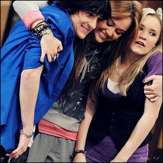 28806717_IJPFAZWPH - cel mai super album cu toate vedetele disney preferate