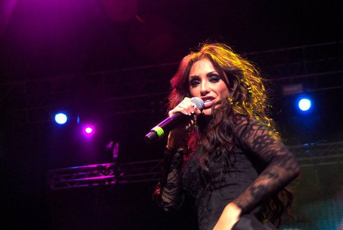 168443_134752183253056_118007528260855_204957_2431105_n - Anahi en Croacia y Serbia