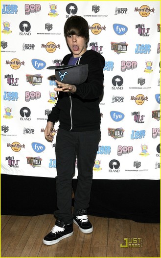 justin-bieber-citywalk-world-02 justin-bieber-citywalk-world-02