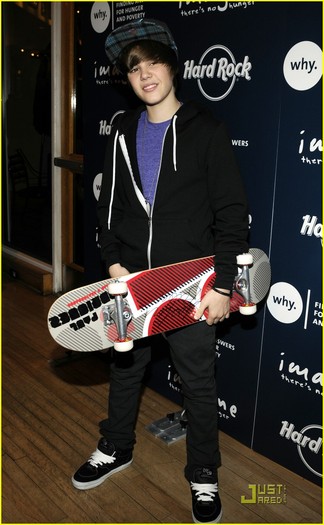 justin-bieber-citywalk-world-05