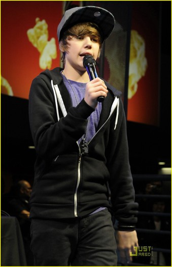 justin-bieber-citywalk-world-16 justin-bieber-citywalk-world-16