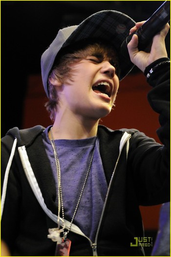 justin-bieber-citywalk-world-18