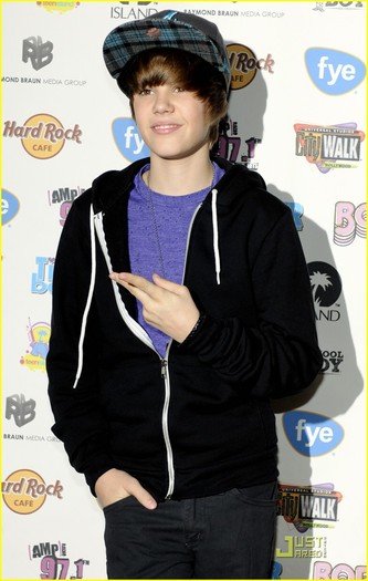 justin-bieber-citywalk-world-21