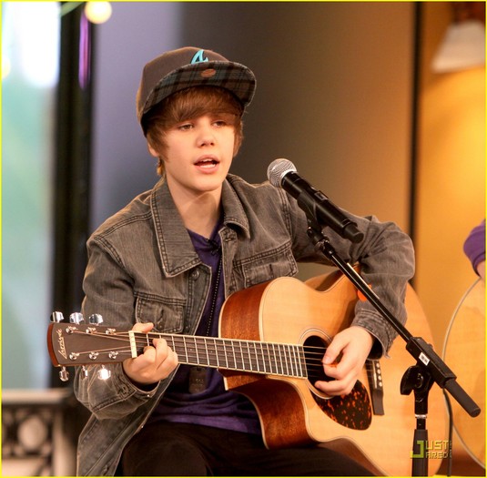 justin-bieber-gma-sunday-06 - Justin Bieber- Good Morning America