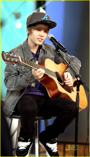 justin-bieber-gma-sunday-03 - Justin Bieber- Good Morning America