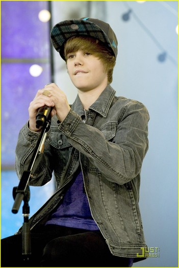 justin-bieber-gma-sunday-21 - Justin Bieber- Good Morning America