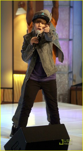 justin-bieber-gma-sunday-09