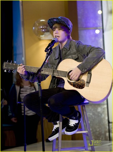 justin-bieber-gma-sunday-11