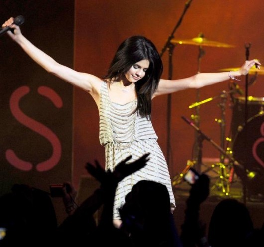 selena-gomez-shephards-bush-6-530x497 - Selena Gomez poze din Concertul de la Londra