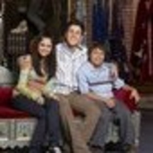 wizards-of-waverly-place-214680l-thumbnail_gallery