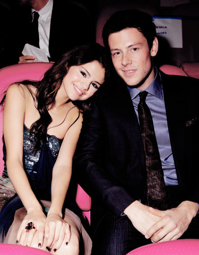 Selena-selena-gomez-17728736-390-500