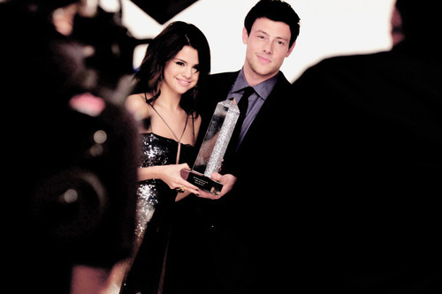 Selena-selena-gomez-17728740-500-333