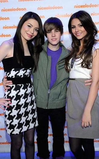 justin-miranda-victoria-nickelodeon-upfront[1]